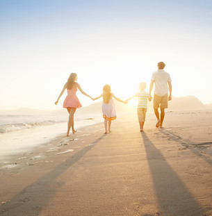 Familia caminando en la playa