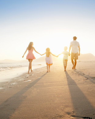 Famille Marcher sur la plage