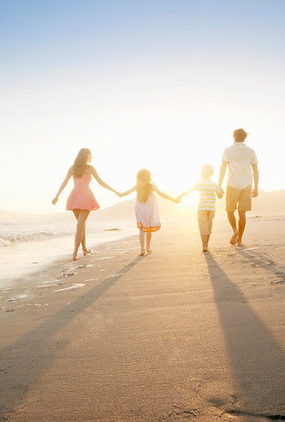 Familia caminando en la playa