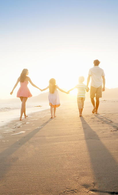 Famille Marcher sur la plage