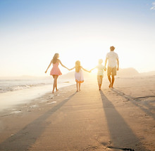 Familie zu Fuß am Strand