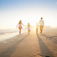 Famille Marcher sur la plage