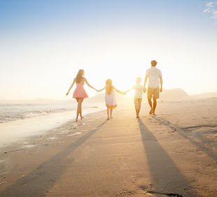 Famille Marcher sur la plage