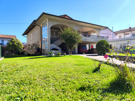 EUROCASA UMBRIA - Immobile in vendita a CITTA' DI CASTELLO, Nella comoda e servita frazione di Cerbara, proponiamo in vendita un'interessante villa indipendente di 260 mq interni calpestabili, distribuita su due livelli, e circondata da un bellissimo giardino privato di 1000 mq circa. La costruzione, risalente ai primi anni '70, presenta un'architettura solida e ben delineata, con una pianta squadrata, alla quale è stata integrata, in tempi recenti, una costruzione sul fronte costituita da un vano scala esterno ed un portico di 50 mq con sovrastante terrazza coperta, che funge da ingresso all'abitazione.
Al piano terra si trovano attualmente i locali accessori, di cui: una spaziosa taverna con angolo cottura e camino, un'ampia stanza uso fondo, un bagno di servizio, un ripostiglio e due garages; tutti gli ambienti sono pavimentati, muniti di finestre e di tutta la rete impiantistica.
Al piano primo sono invece presenti: un ingresso, una cucina, una sala, un soggiorno-pranzo, un disimpegno, una spaziosa camera matrimoniale, due camere singole, ed un bagno con doccia. Non manca di certo la luminosità grazie all'esposizione molto libera su tutti quattro i lati. Sicuramente un plus la grande terrazza coperta di 52 mq a contatto diretto con il reparto giorno, attualmente aperta sui lati ma che all'occorrenza potrebbe essere chiusa a vetrate per usufruire di un ulteriore spazio abitativo.
Il piano sottotetto, cui si accede dall'interno casa, ospita una comoda soffitta ricalcante l'estensione della casa, ideale per ulteriore rimessaggio, o per ospitare in caso eventuali impianti tecnologici per pannelli solari o altro.
Sempre in epoca recente sono stati sviluppati ulteriori accorgimenti quali: doppi vetri alle finestre, persiane in pvc con ante regolabili (in aggiunta agli avvolgibili preesistenti), finestre in pvc con vetri termici al piano terra, ristrutturazione bagni, integrale rifacimento del tetto e dei canali di gronda.
All'esterno la villa si circonda di un bel giardino di 1000 mq circa, completamente recintato e con pozzo privato, con accessi sia dalla viabilità principale (Via Biturgense) che da una via secondaria (Via della Vittoria); un dettaglio non da poco per chi volesse dividere la villa in due abitazioni indipendenti.