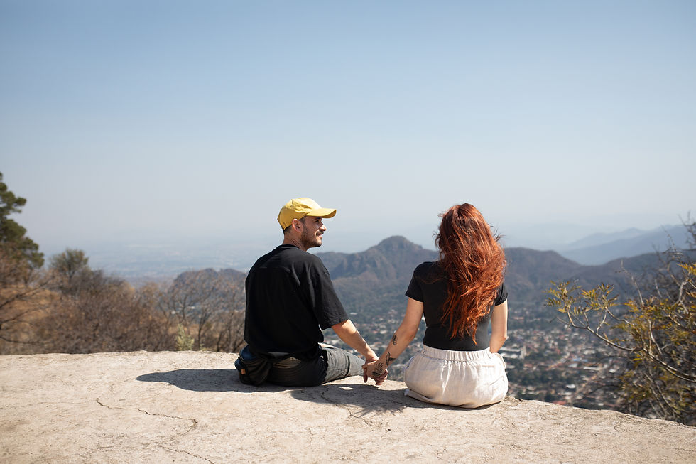 Pareja sentada, dados de la mano.