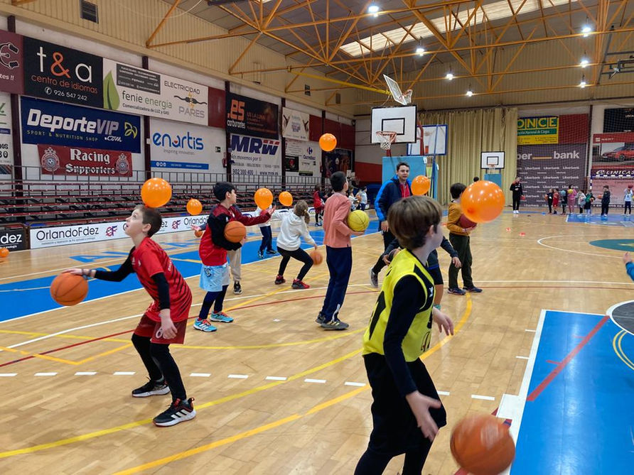juego con globos.jpeg
