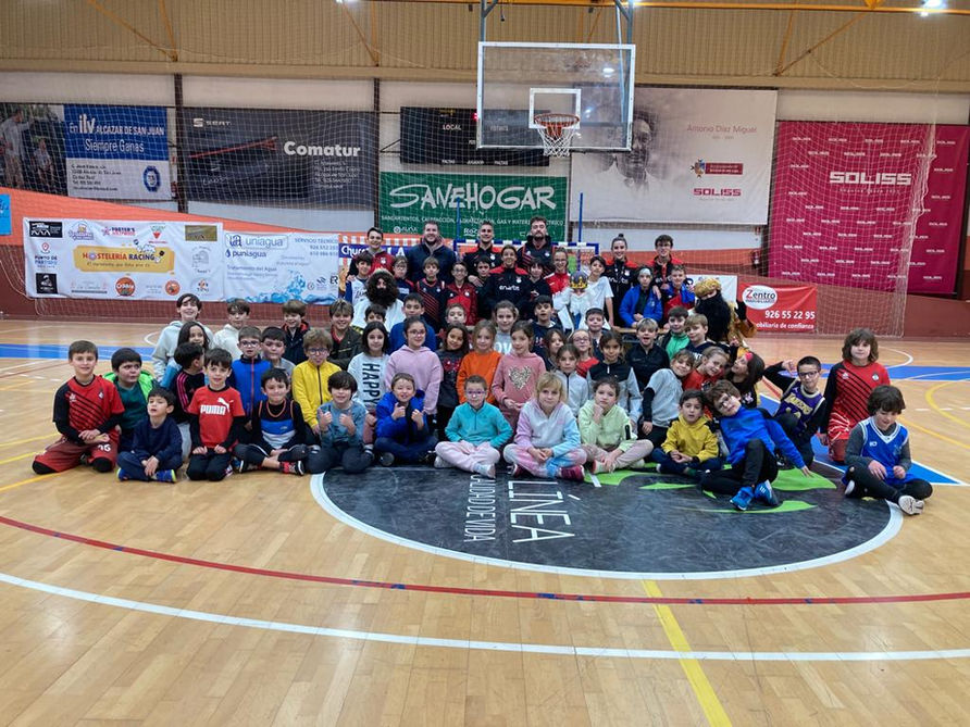 reyes magos con todos los niños.jpeg