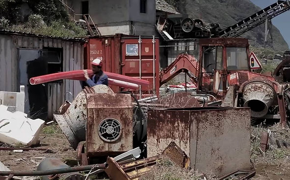 Frame do Ensaio Visual "On The (Imp)Permanence of the (Is)land"