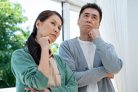 悩むシニア夫婦
