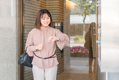 時計を見る女性