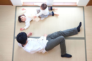 畳でくつろぐ親子