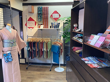 店内には帯や小物・雑貨も充実!