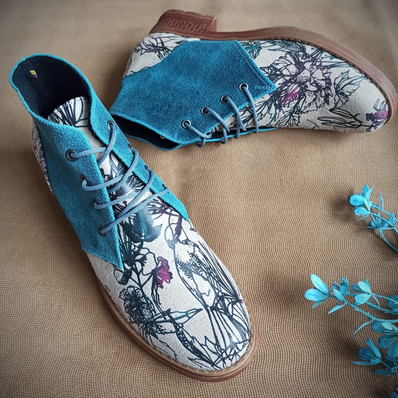 Old cat/ Pájaro en hojas beige turquesa.