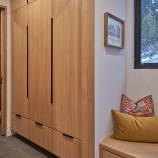 Intérieur d'une maison personnalisée au sanctuaire de Sunnybrook, avec rangements intégrés dans l'entrée