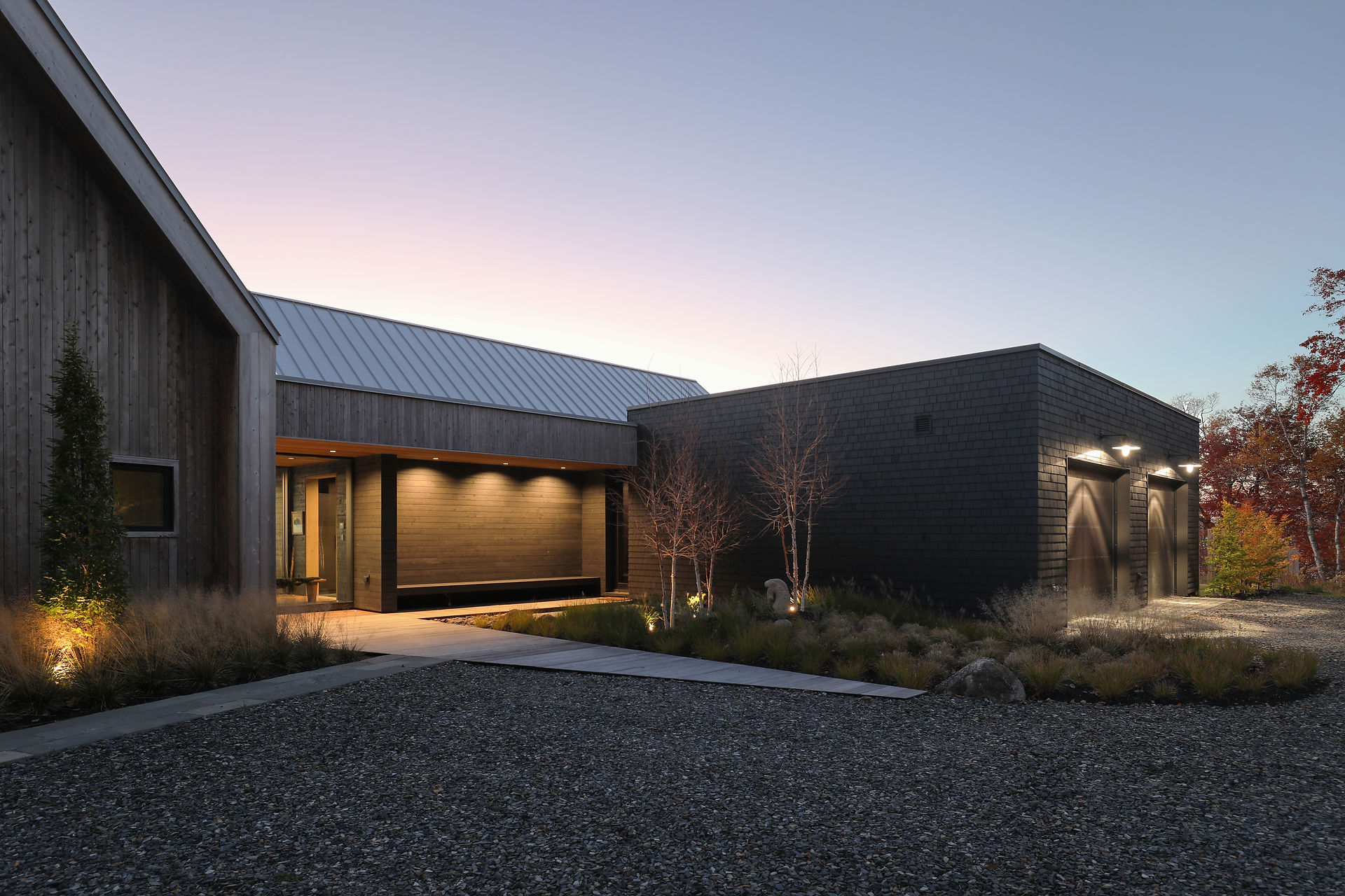Façade d'une maison au crépuscule, lumières allumées, à Rivers Edge, au Nouveau-Brunswick