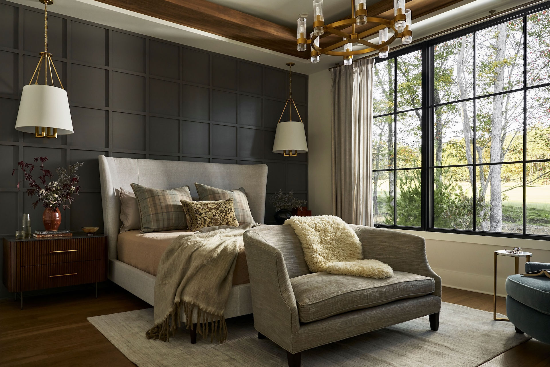 Dans une maison canadienne, les fenêtres de la chambre à coucher équilibrent lumière naturelle et intimité.