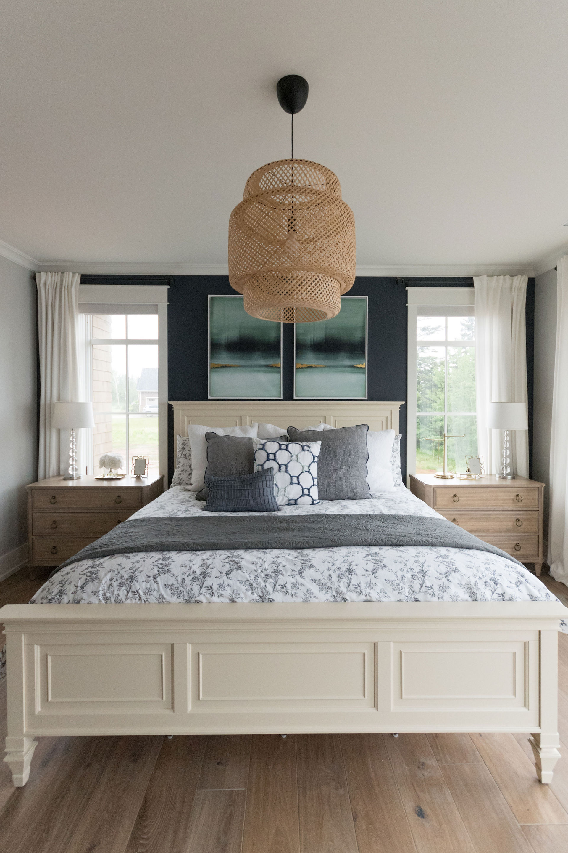 Dans la suite de la chambre principale, des fenêtres Marvin Elevate sont installées de chaque côté du lit.