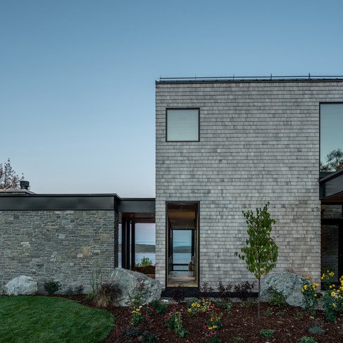 Vue sur la rivière à travers plusieurs fenêtres de la Gallery House à Rothesay, au Nouveau-Brunswick.