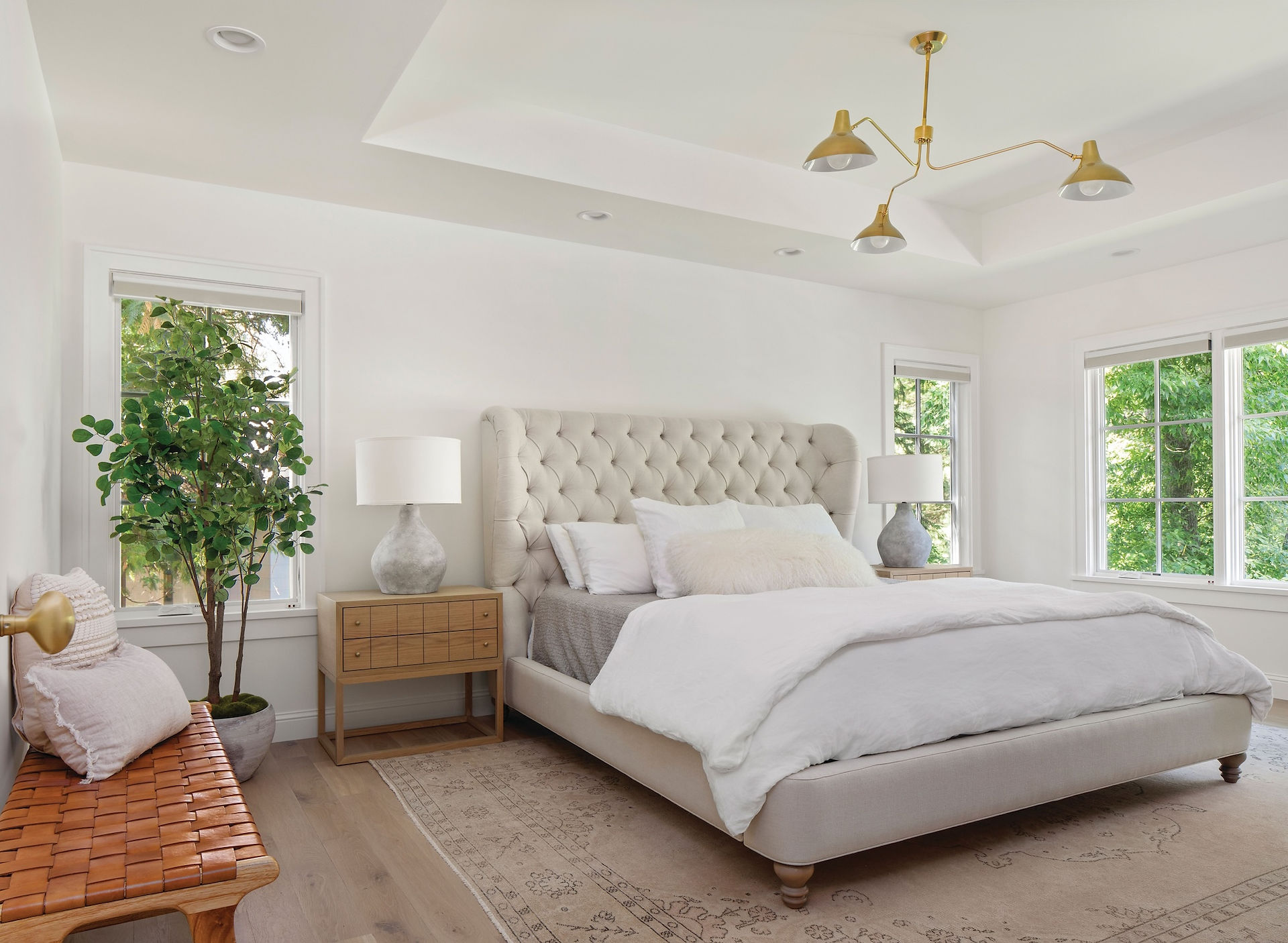 Dans une maison canadienne, les fenêtres de la chambre à coucher équilibrent lumière naturelle et intimité.
