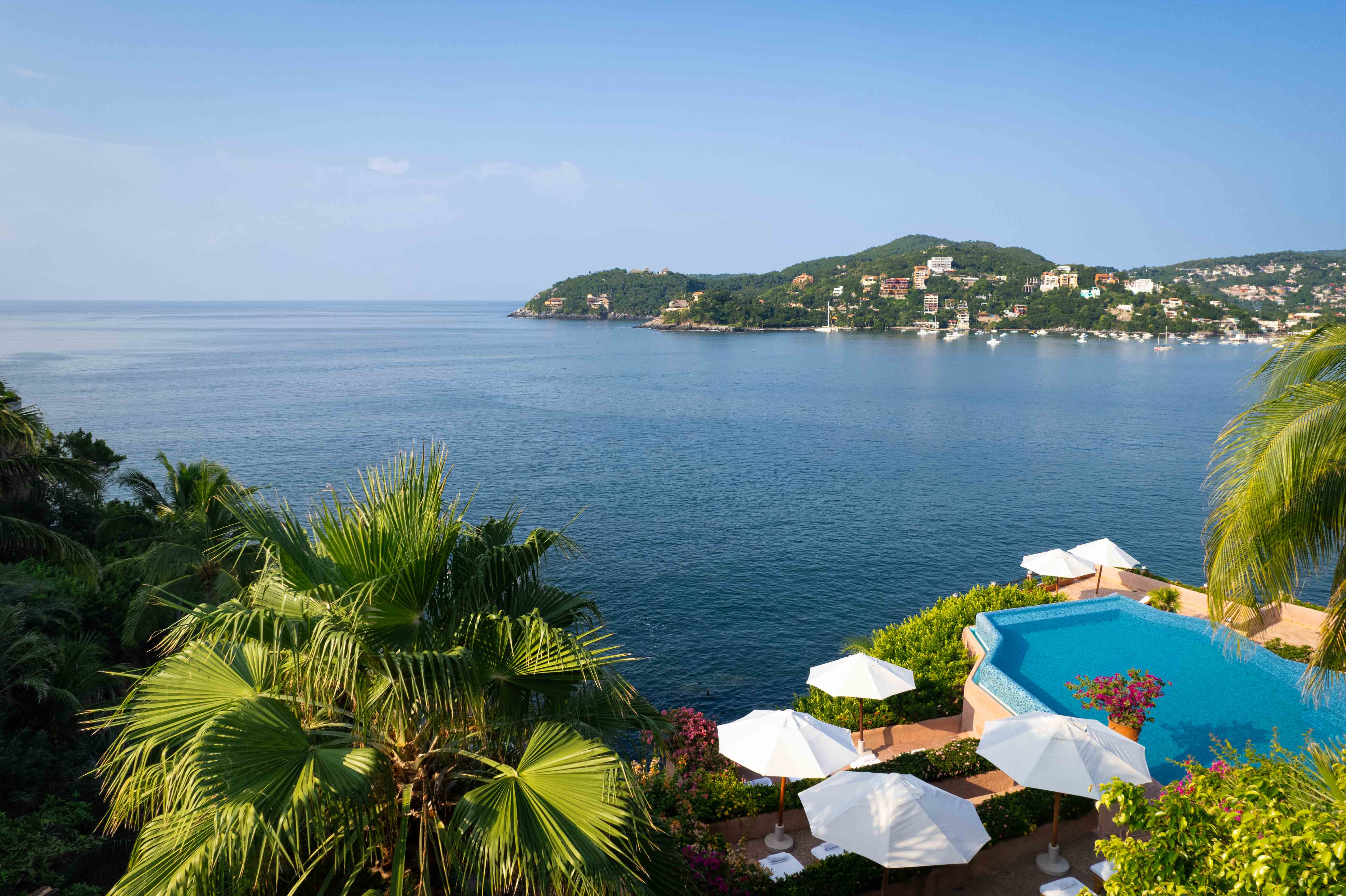 Wide view of La Ropa Bay and the infinity pool at La Casa Que Canta in Zihuatanejo