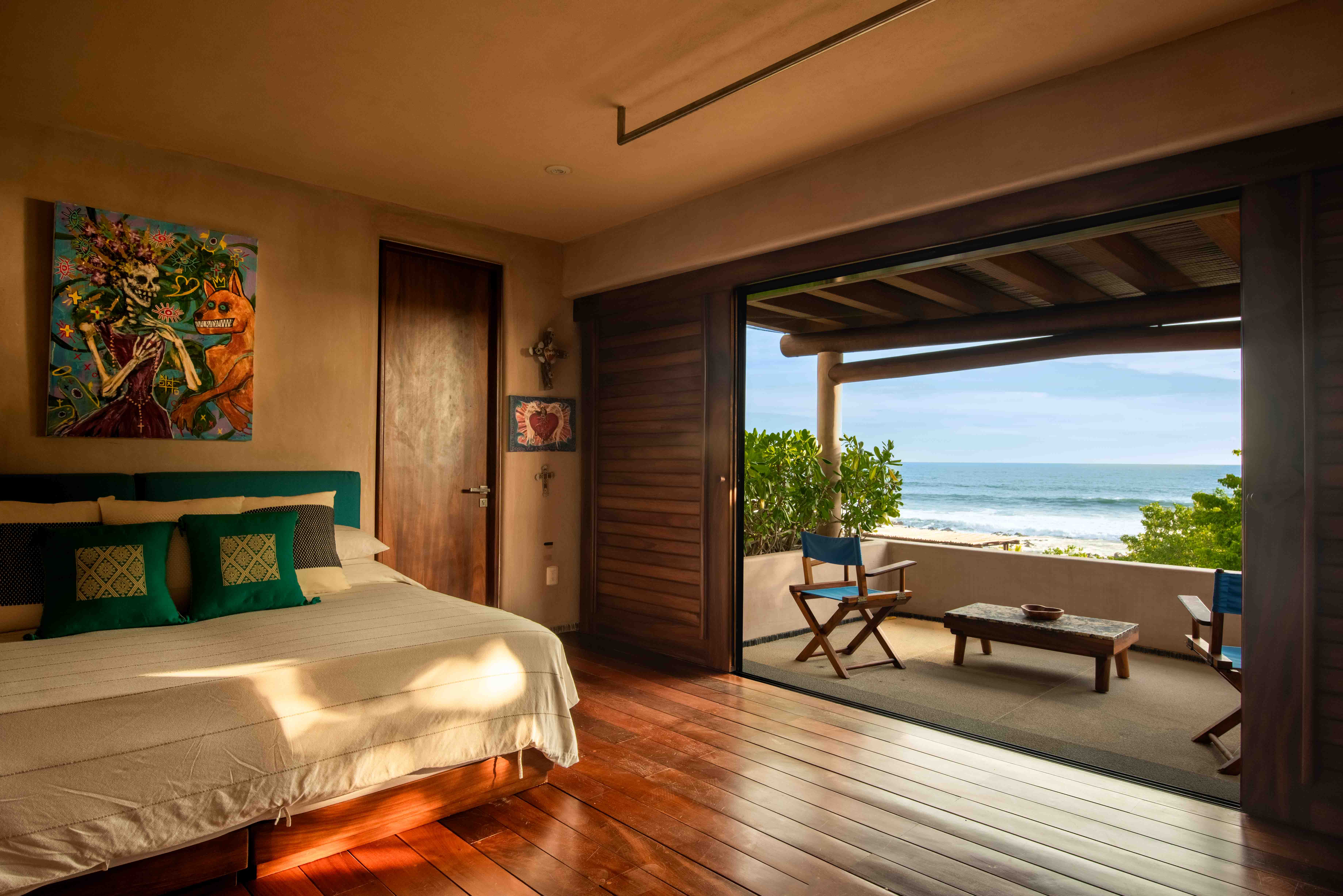 Bedroom with ocean view in a contemporary beachfront house by Zozaya Arquitectos