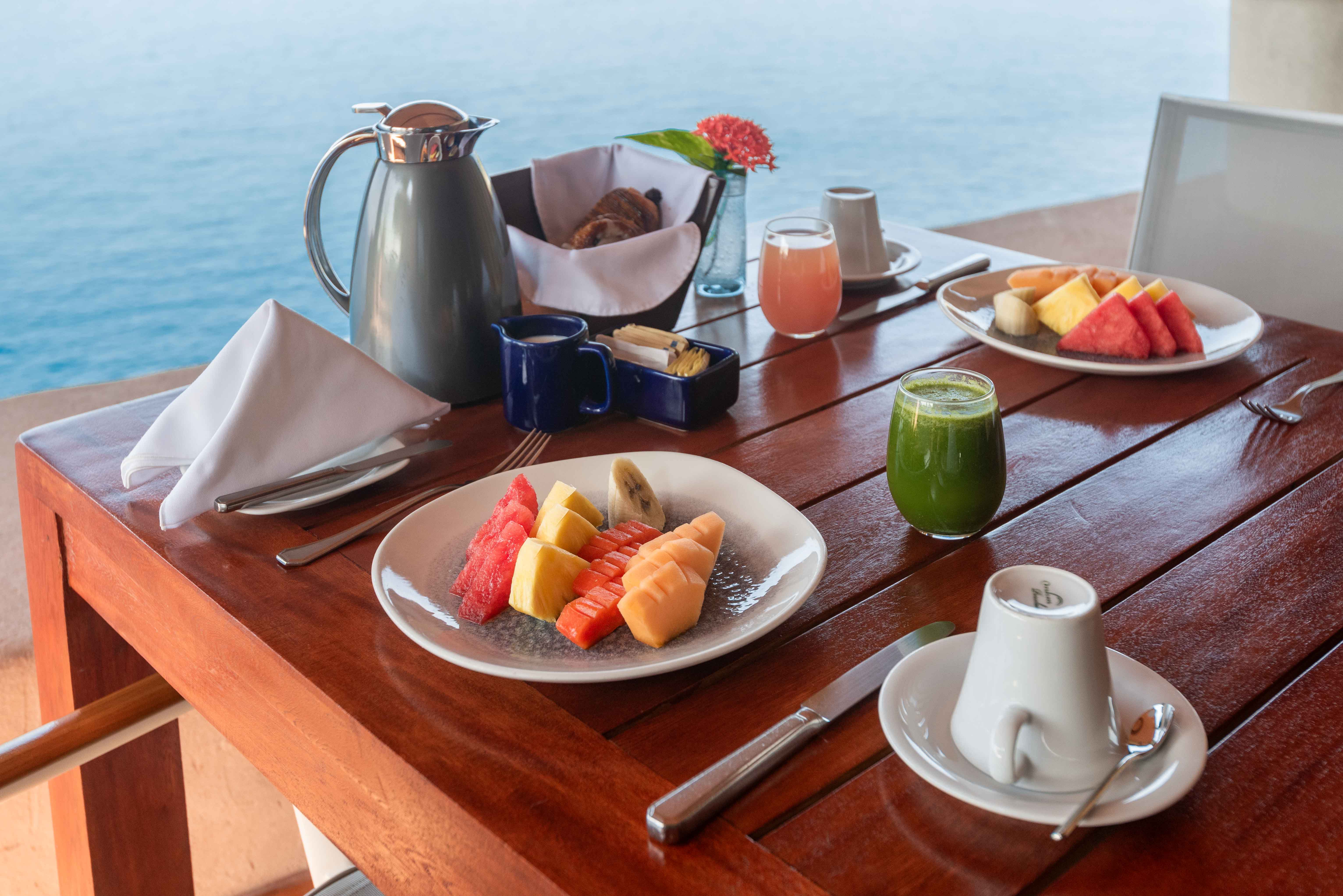 Fresh fruit, smoothie and coffee breakfast overlooking the Pacific Ocean at La Casa Que Canta