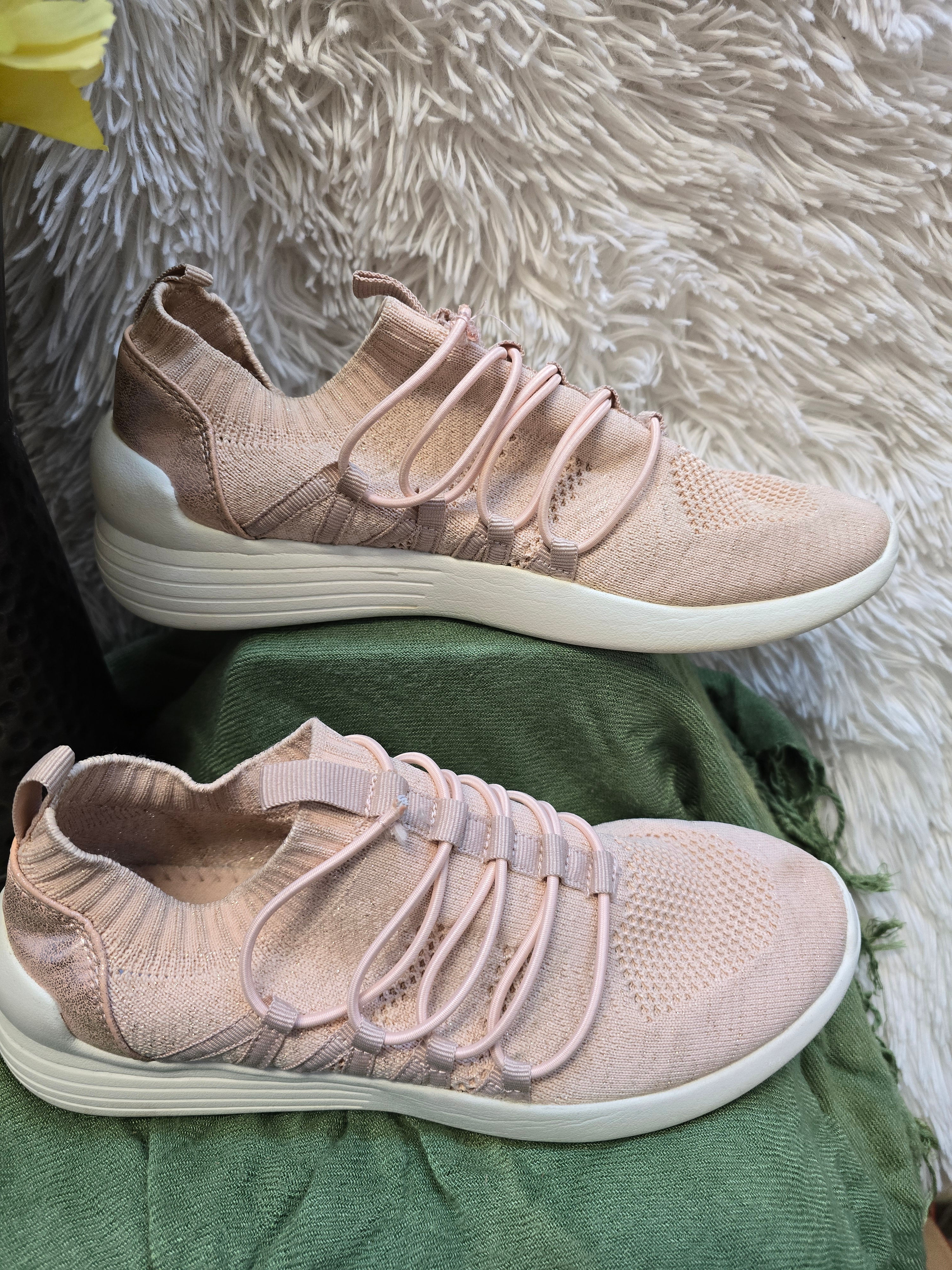Light weight sneaker pink size 8
