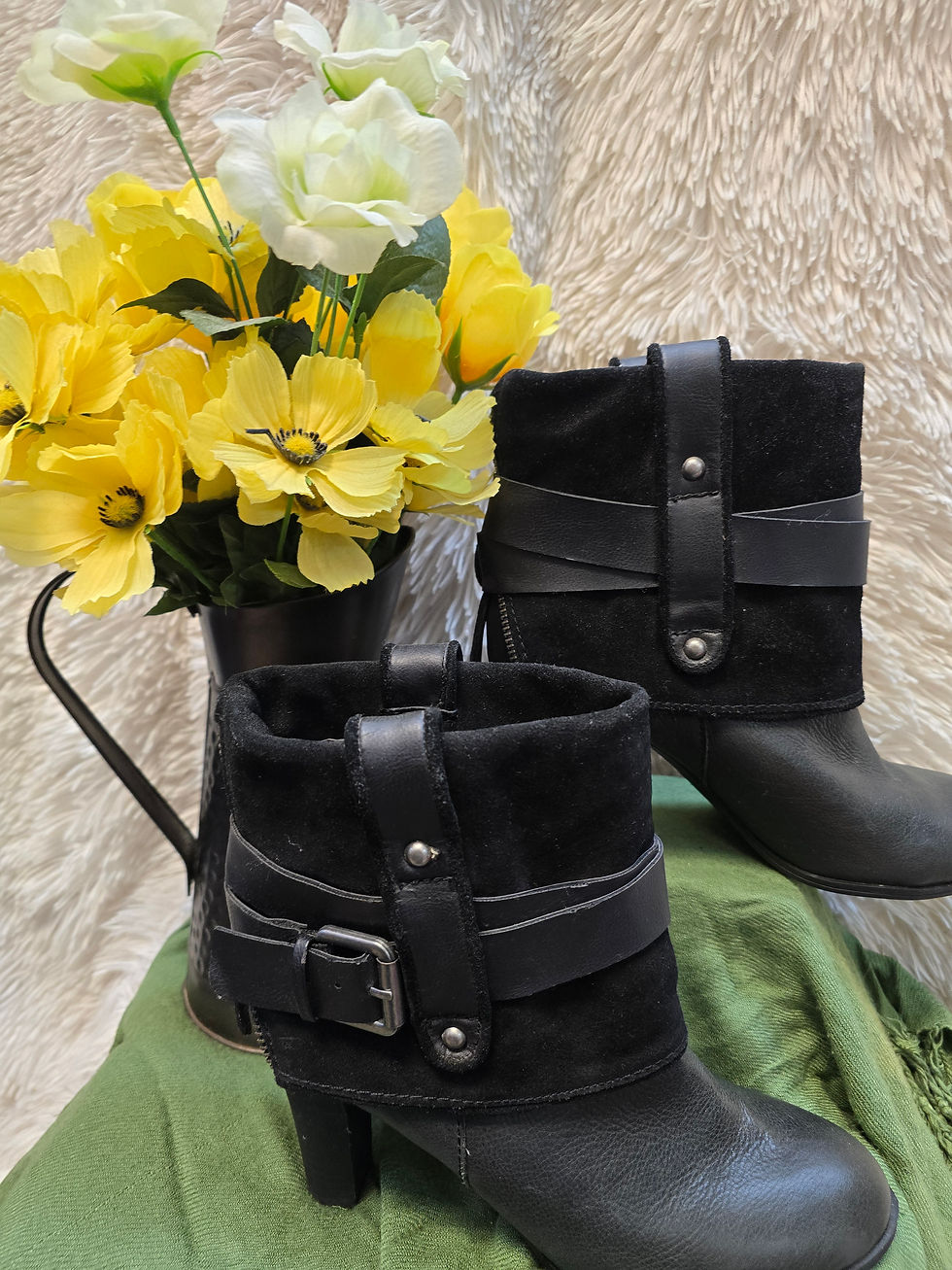 Thumbnail: Woman black ankle boots size 8