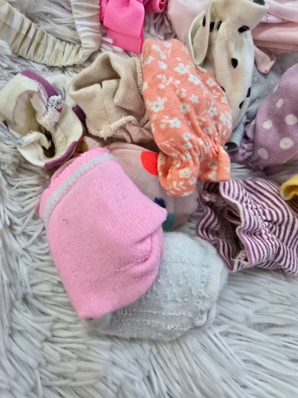 Thumbnail: Baby girl accessories MITTENS AND BOWS