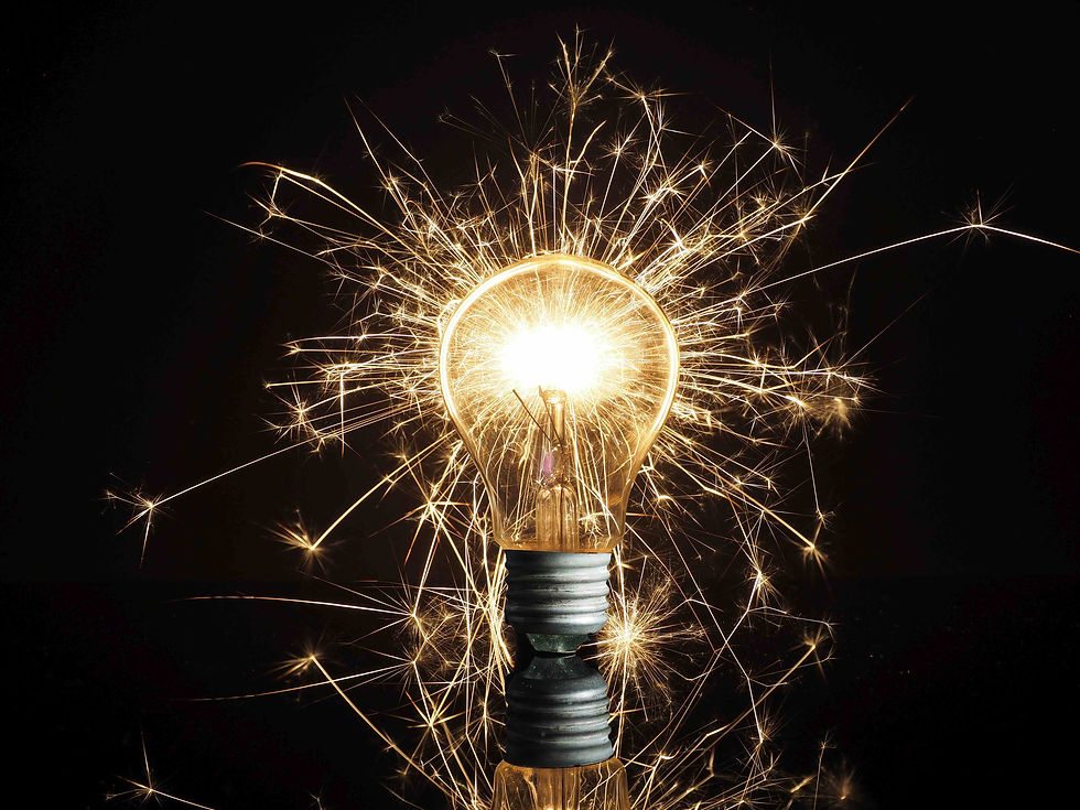 Platz 2 Wolfgang Gacho mit Foto Nummer 39 "Lampe mit Wunderkerze und Langzeitbelichtung"
