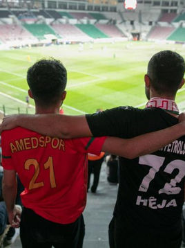 Şehirlerin plaka numaralarını temsilen 21-72 numaralı formalarla omuz omuz maç izleyen iki takımın taraftarları, tüm Türkiye'ye verdikleri mesajda ırkçılığın son bulmasını istedi