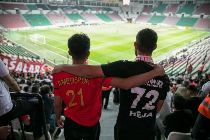 Şehirlerin plaka numaralarını temsilen 21-72 numaralı formalarla omuz omuz maç izleyen iki takımın taraftarları, tüm Türkiye'ye verdikleri mesajda ırkçılığın son bulmasını istedi