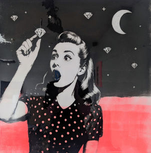 Pop-Art-Gemälde einer überraschten Frau im Retro-Stil, die einen funkelnden Diamanten in der Hand hält. Im Hintergrund sind mehrere Diamanten, ein Halbmond und ein roter Farbverlauf zu sehen. - Pop art painting of a surprised retro-style woman holding a sparkling diamond. The background features several diamonds, a crescent moon, and a red gradient.