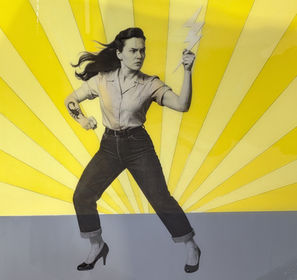 Kunstwerk einer kraftvollen Frau mit einem Blitz in der Hand vor einem leuchtend gelben Hintergrund. Symbol für Energie, Selbstbestimmung und weibliche Stärke. - Artwork depicting a powerful woman holding a lightning bolt against a radiant yellow background. A Symbol of energy, self-determination, and female strength.