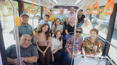 Convive Patty Ruibal con usuarias y usuarios del programa Abuelitos de la H