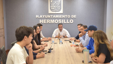 Cumple Toño Astiazarán a jóvenes ganadores de Smart City Hackathón para hacer realidad sus proyectos innovadores