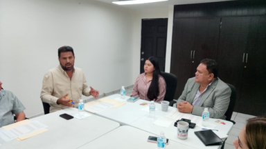 Revisan directivos de CEA Guaymas y diputado Orduño adeudos de locatarios del mercado municipal
