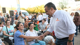 Atiende Toño Astiazarán a vecinas y vecinos de Urbi Villa del Cedro