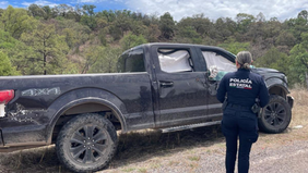 Localizan Policía Estatal y Defensa vehículo robado con armamento en Yécora