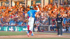 Dos cuadrangulares de Micker Adolfo le dan triunfo a Bravos sobre El Águila