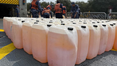 Marina asegura embarcación con 103 bidones de combustible, en costas de Michoacán