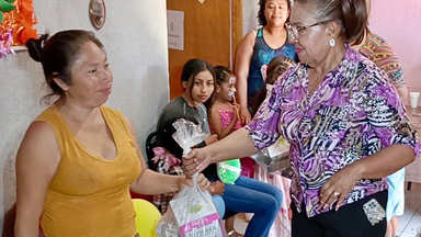 Entrega DIF despensas a familias en situación vulnerable en colonias de la periferia y el valle