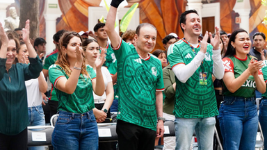 Acompañado de jóvenes sonorenses, Gobernador Durazo vive la emoción del debut de México en la Copa Mundial de la FIFA 2026