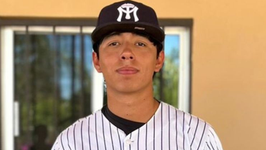 Firma alumno de Cobach Sonora con Sultanes de Monterrey