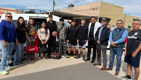 Alcalde despide a jóvenes deportistas que van a torneo estatal de básquetbol