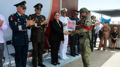 Recibe Ayuntamiento de Guaymas a la escuadrilla acrobática Águilas Aztecas de la Fuerza Aérea Mexicana