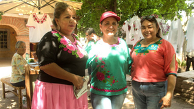 Visita doctora Karla Córdova González a maestras y alumnas del curso de bordado en Vícam