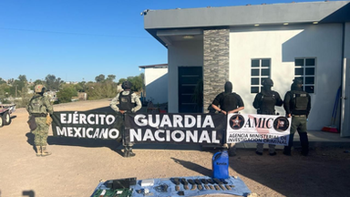 Tres mujeres detenidas y armamento asegurados en dos cateos en Sonoyta