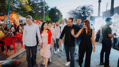 Recorren Toño Astiazarán y Patty Ruibal Centro Histórico en las Fiestas del Pitic