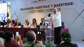 Gobernador Durazo reconoce vocación transformadora de las maestras y maestros en su día